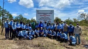 Large group photo at the plantation sign